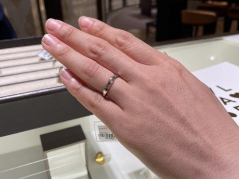 【ブルガリ(BVLGARI)の口コミ】 ブルガリらしいボリュームのあるデザインリングです。
とても気に入りまし…