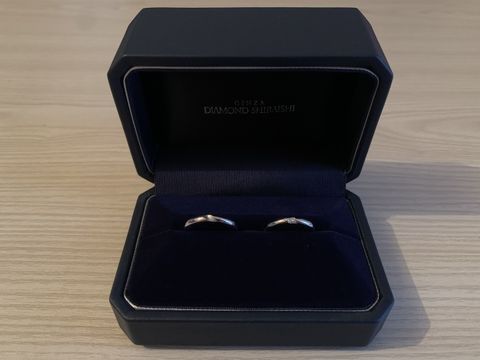 【銀座ダイヤモンドシライシの口コミ】 指輪のデザインはギザギザしたものやウェーブがかかったものではなくシン…