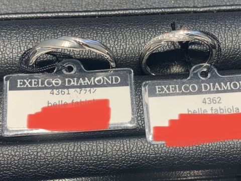 【エクセルコダイヤモンド(EXELCO DIAMOND)の口コミ】 指輪のデザインは個性的ですが、派手すぎず何歳でも似合うと思います。
指…