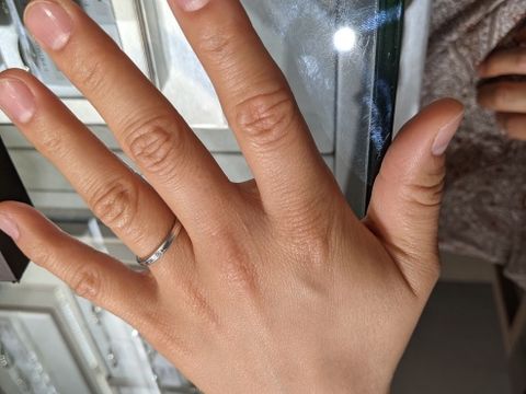 【アイプリモ(I-PRIMO)の口コミ】 縁がマット加工になってるので少し個性が出ており、シンプルすぎず、おし…