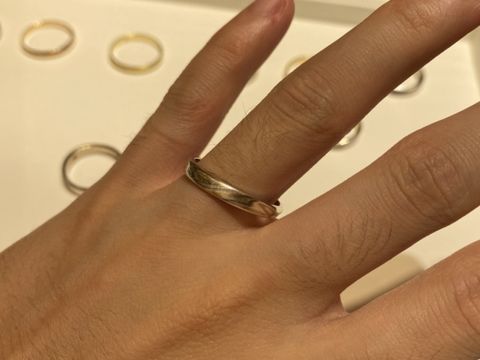 【杢目金屋(もくめがねや)の口コミ】 色の違ういくつもの貴金属を重ね合わせた木目金が特徴的な指輪です！シン…