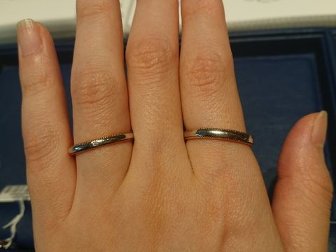 【銀座ダイヤモンドシライシの口コミ】 プラチナメインでピンクゴールドのミル打ちが上下にあるデザインです。女…