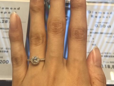 【ENUOVE(イノーヴェ)の口コミ】 とても華やかでキラキラと輝くダイヤモンドがとても目にとまります。一粒…