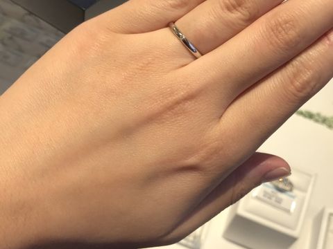 【銀座ダイヤモンドシライシの口コミ】 指輪の真ん中にダイヤモンドがキラキラと光っていてとても綺麗です。また…