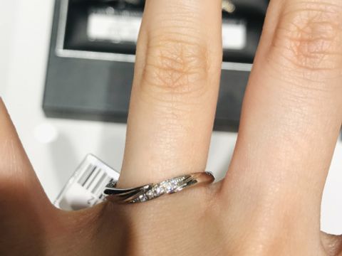 【エクセルコダイヤモンド(EXELCO DIAMOND)の口コミ】 石の数はそれほど多くないのですが、中央に目線が行くデザインになってい…