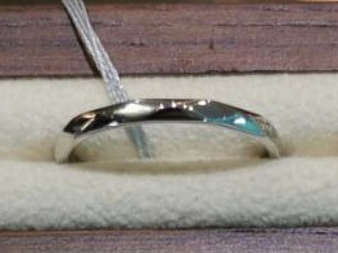 【PRIVATE BEACH(プライベートビーチ)の口コミ】 結婚をするカップルの未来を照らすきらびやかな光をイメージした結婚指輪…