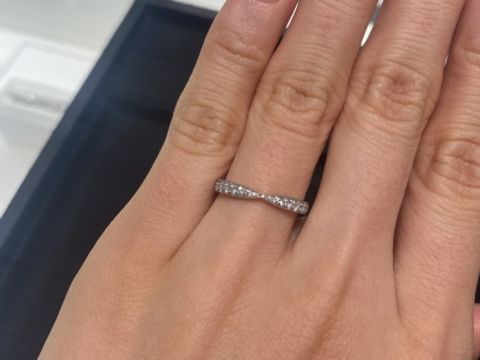 【ティファニー(Tiffany & Co.)の口コミ】 ティファニーの定番ハーモニーを試着しました。
真ん中の絞りとキラキラが…