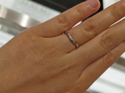 【ティファニー(Tiffany & Co.)の口コミ】 カーブドリングというデザインの指輪だそうで、女性らしく可愛らしいデザ…