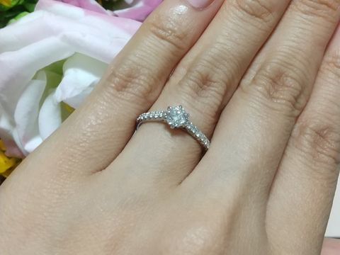 【銀座ダイヤモンドシライシの口コミ】 今まであまり指輪を付けないタイプだったので、あまりゴツゴツせず主張し…