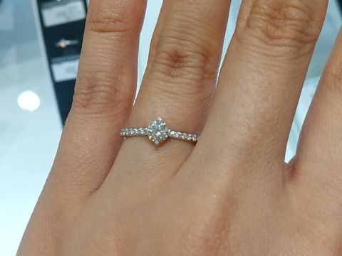 【FOREVERMARK(フォーエバーマーク)の口コミ】 ダイヤモンド自体の美しさはもちろん、フォーエバーマークセッティングと…