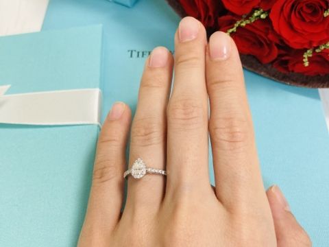 【ティファニー(Tiffany & Co.)の口コミ】 ペアシェイプの形がおしゃれだと思いました。ペアシェイプダイヤの周りを…