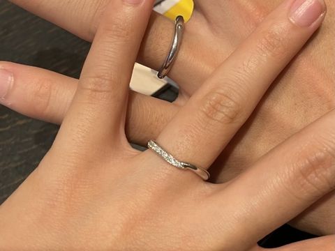 【ケイウノ ブライダル(K.UNO BRIDAL)の口コミ】 指が短いのがコンプレックスですが、緩やかなV字のおかけでストレートタイ…
