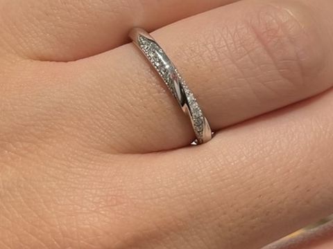 【エクセルコダイヤモンド(EXELCO DIAMOND)の口コミ】 ストレートタイプの指輪の中にダイヤモンドとプラチナの捻りデザインがあ…