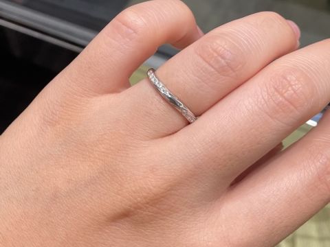 【ラザール ダイヤモンド(LAZARE DIAMOND)の口コミ】 左右どちらからみても輝きがあります。
半面だけなので家事などで傷つける…