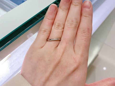 【4℃ BRIDAL(ヨンドシーブライダル)の口コミ】 幅は2.1mmです。表面はコロンとした印象で可愛らしい指輪です。ウェーブラ…