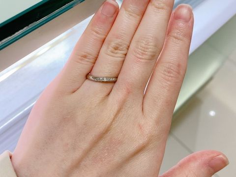 【4℃ BRIDAL(ヨンドシーブライダル)の口コミ】 幅は2.1mmです。流星をイメージしたウェーブラインで、ゆるやかなエッジも…