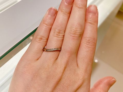 【4℃ BRIDAL(ヨンドシーブライダル)の口コミ】 幅は1.9mmです。穏やかに流れる小川をイメージしてつくられた指輪です。少…