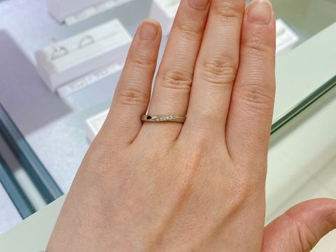 【4℃ BRIDAL(ヨンドシーブライダル)の口コミ】 幅は2.3mmです。順風という意味を持ち、ふたりに愛と幸せを運び続ける風を…