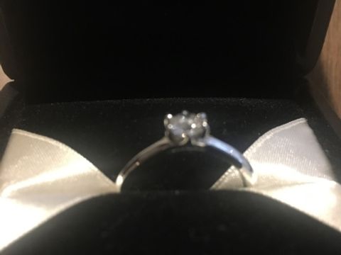 【エクセルコダイヤモンド(EXELCO DIAMOND)の口コミ】 光をあてると、ブルーに光る！のと、こだわった何周年かの記念デザインで…