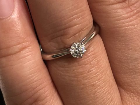 【ラザール ダイヤモンド(LAZARE DIAMOND)の口コミ】 おしゃれで、大人なデザインでした。シンプルで王道な婚約指輪で今までみ…