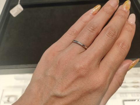 【ティファニー(Tiffany & Co.)の口コミ】 結婚指輪ということで飽きがこない長くつけていられるようなシンプルで素…