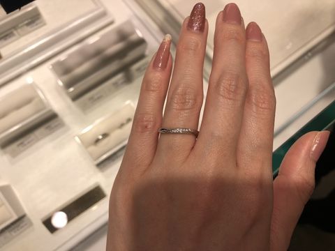 【4℃ BRIDAL(ヨンドシーブライダル)の口コミ】 細身で華奢なラインがとても素敵です。
ダイヤモンドの輝きも主張しすぎな…
