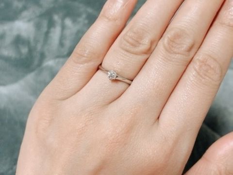 【銀座ダイヤモンドシライシの口コミ】 シンプルで結婚指輪と重ねつけしやすい、ストレートラインの指輪を選びま…