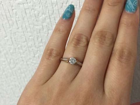 【LAPAGE(ラパージュ)の口コミ】 ピンクゴールドとプラチナで肌にも馴染みのよいカラーですが、台座に高さ…