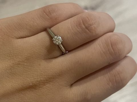 【カルティエ(Cartier)の口コミ】 初め、婚約指輪を探し始めていた時はサイドにメレダイヤがついてるものが…