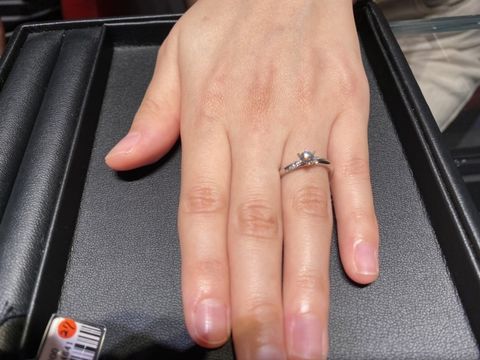 【エクセルコダイヤモンド(EXELCO DIAMOND)の口コミ】 主役であるダイヤモンドを最大限に目立たせるとても素敵なデザインです。
…