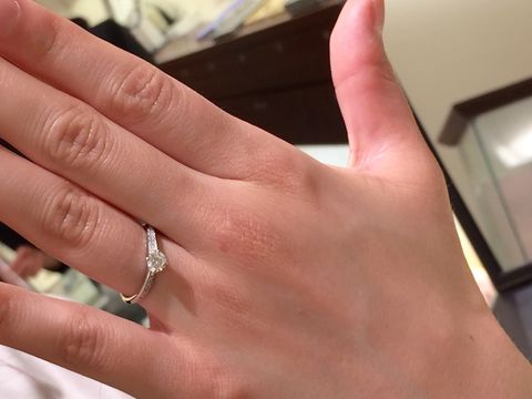 【ギンザタナカブライダル(GINZA TANAKA BRIDAL)の口コミ】 シンプルでありながら、左右にメレダイヤをたくさんあしらっているデザイ…