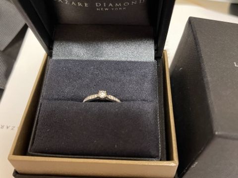 【ラザール ダイヤモンド(LAZARE DIAMOND)の口コミ】 横から見た時に高すぎず、シンプルだけど存在感がある所が気に入り普段使…