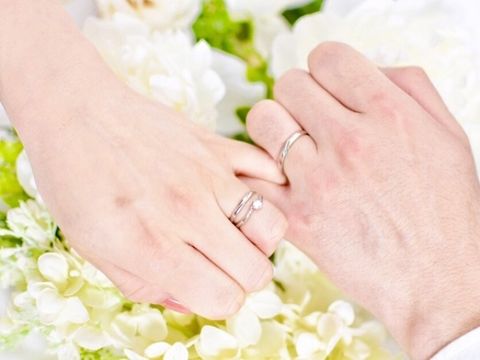 【銀座ダイヤモンドシライシの口コミ】 色々な店舗をまわって、デザインがシンプルかつ周りとかぶらないような指…