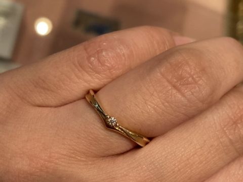 【ケイウノ ブライダル(K.UNO BRIDAL)の口コミ】 ファッションリングにも見えますがゴールドで細身の可愛らしいデザインで…
