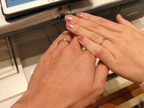 【銀座ダイヤモンドシライシの口コミ】 他の店舗も回りましたが、デザインが気に入り、こちらの指輪を購入するよ…