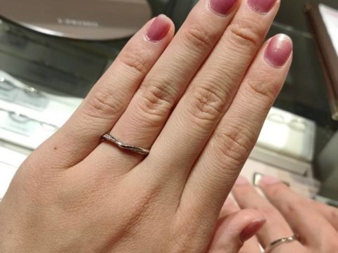 【アイプリモ(I-PRIMO)の口コミ】 高級感があるプラチナが美しく、これから一生つけていくなかで派手過ぎず…