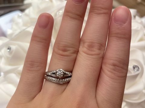 【ブルガリ(BVLGARI)の口コミ】 インコントロダモーレの婚約指輪は、ダイヤが大きく見えるデザインが特徴…