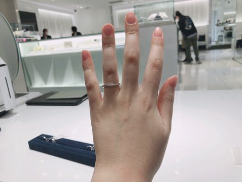 【4℃ BRIDAL(ヨンドシーブライダル)の口コミ】 ストレートのデザインだとどうしても指のお肉が出てしまうことが気になり…