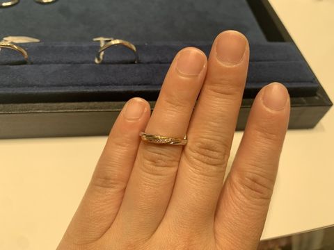 【4℃ BRIDAL(ヨンドシーブライダル)の口コミ】 プラチナとピンクゴールドのコンビで本当にかわいいです。写真は試着の時…