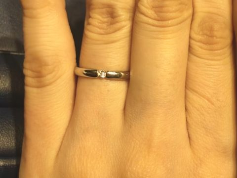 【銀座ダイヤモンドシライシの口コミ】 ダイヤモンドがリングに埋め込まれているのではなく、リングの端と端に挟…
