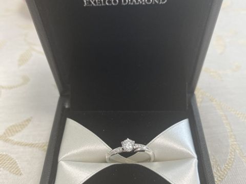 【エクセルコダイヤモンド(EXELCO DIAMOND)の口コミ】 かなりたくさんの種類の指輪を試着させてもらいましたが、最終的にはダイ…