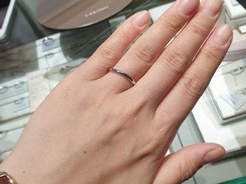 【アイプリモ(I-PRIMO)の口コミ】 シンプルで、石などはつけず、かといって指が太めなので華奢に見えるもの…