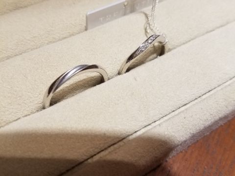 【TRECENTI(トレセンテ)の口コミ】 女性用は指輪自体はウェーブのデザインで、ダイヤは斜めに少し多めに入っ…