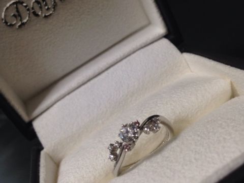 【Dolfani(ドルファーニ )の口コミ】 他店にはないピンクダイヤをふんだんに使ったリボン風の可愛らしいデザイ…