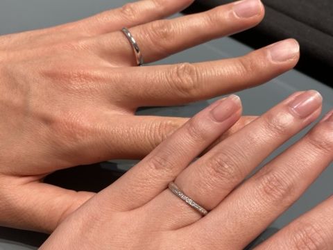 【GALA JEWELRY(ガラジュエリー)の口コミ】 当初はダイヤがないシンプルなデザインを探していましたが、このストレー…