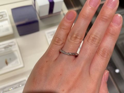 【俄(にわか)の口コミ】 指が短い私でも、大袈裟でないウェーブの形をした指輪が指を綺麗に見せて…