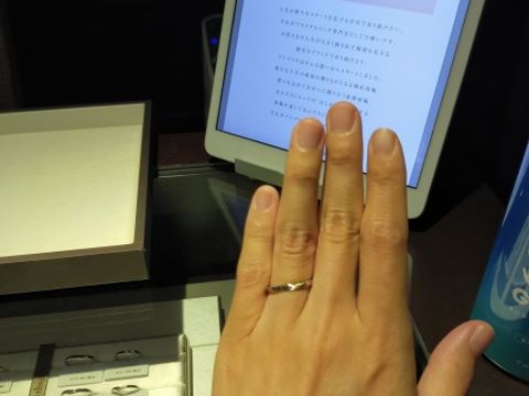 【アイプリモ(I-PRIMO)の口コミ】 細身で、ダイヤが３石。小さめで主張しすぎてなくて、素敵です。
つけ心地…