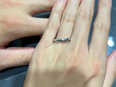 【俄(にわか)の口コミ】 両側面にメレダイヤモンドがあしらわれていて手元を華やかにしてくれる指…