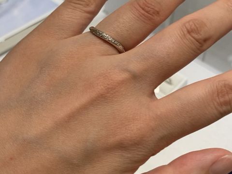【4℃ BRIDAL(ヨンドシーブライダル)の口コミ】 ウェーブタイプの指輪で、デザインもとても綺麗です。
私は結婚指輪のダイ…