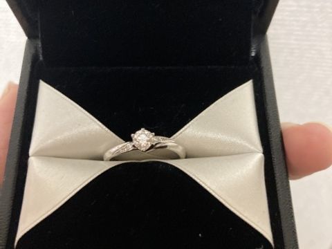 【エクセルコダイヤモンド(EXELCO DIAMOND)の口コミ】 【デザインについて】
流線型なので指が長く見えます。リング自体が細くゴ…